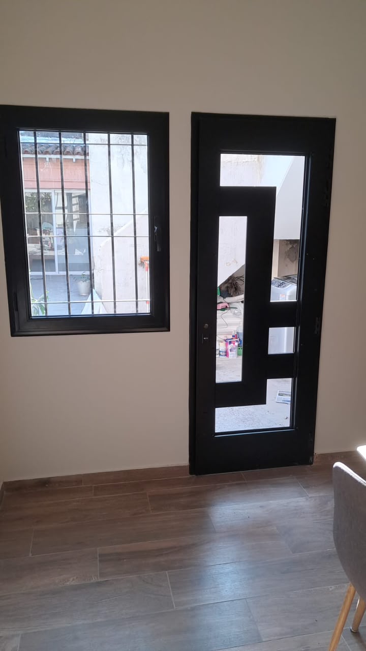 Ventana y puerta de diseño negro instaladas en interior — Banfield, Zona Sur